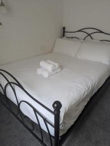 Una cama con dos toallas enrolladas. en Bridge Terrace E, en Southampton