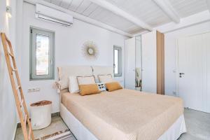 una camera da letto con un grande letto in una stanza bianca di Antiparos Thea a Andiparos