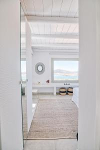 una camera da letto con una porta a vetri affacciata sull'oceano di Antiparos Thea a Andiparos