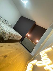 een kleine kamer met een bed en een houten vloer bij Station House in Batley