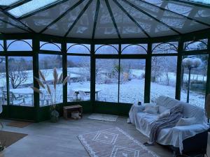 a gazebo with a white couch in the middle of a room at L'Oustal dé la Domaiséla in Saint-Ybard