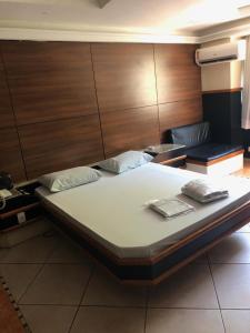 Katil atau katil-katil dalam bilik di Hotel Serrano