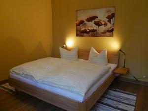 Postel nebo postele na pokoji v ubytování Lindenhof Wohnung 2, Erdgeschoß