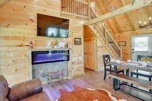 Gambar di galeri bagi Riverside Beattyville Cabin with Kayaks and Fire Pit! di Beattyville
