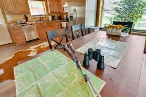 Gambar di galeri bagi Riverside Beattyville Cabin with Kayaks and Fire Pit! di Beattyville