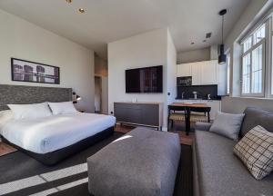 1 dormitorio con 1 cama y sala de estar en Apartamentos Salinas 18 en Salinas