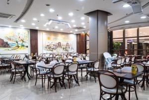 a dining room filled with tables and chairs at Master Porto Alegre Hotel - Av Carlos Gomes, Proximo Consulado Americano in Porto Alegre