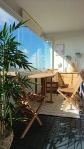 ジールクスドルフにあるLoft mit Meerblick in Strandnäheのダイニングルーム(木製テーブル、椅子付)