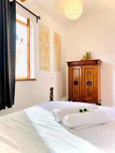 una camera da letto con un letto e due asciugamani di Haifa Vintage Studios a Haifa