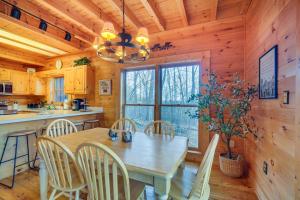 - une salle à manger avec une table et des chaises en bois dans l'établissement Gatlinburg Cabin Hot Tub and Loft with Games!, à Gatlinburg