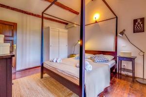 een slaapkamer met een hemelbed en een spiegel bij Villa Happy Holiday Višnjan in Višnjan