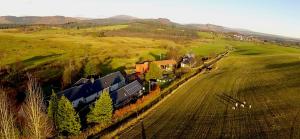 um comboio está nos carris num campo em The Steading, Back Borland Holiday Cottages em Stirling