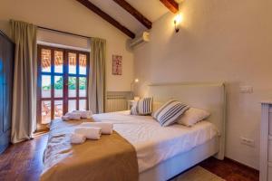 een slaapkamer met een groot bed en handdoeken bij Villa Happy Holiday Višnjan in Višnjan