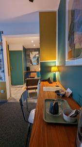 ノジャン・シュル・セーヌにあるAu Richebourg Nogentのテーブルと椅子、リビングルームが備わる客室です。