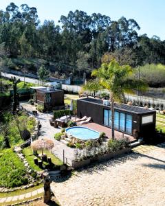 - une vue aérienne sur une maison avec une piscine dans l'établissement Bruval Eco Retreat, à Sandim
