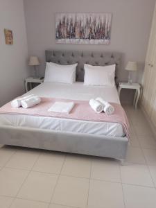 una camera da letto con un letto e due asciugamani di Nicole Apartment a Perdhika