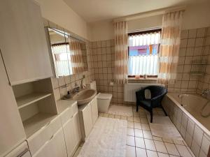 Koupelna v ubytování Ferienwohnung Leuchtbergblick mit Terrasse und PKW Stellplatz