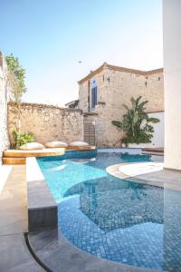 una piscina con azulejos azules en un edificio en Kurabiye Hotel, en Alacati