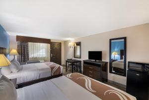 Postel nebo postele na pokoji v ubytování Quality Inn & Suites Round Rock