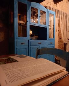 a blue cabinet with a table in a room at La Stella in Civita