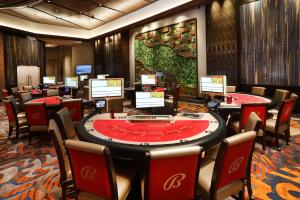 um casino com mesas e cadeiras numa sala em Bally's Atlantic City Hotel & Casino em Atlantic City