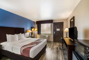 Postel nebo postele na pokoji v ubytování Quality Inn & Suites Round Rock