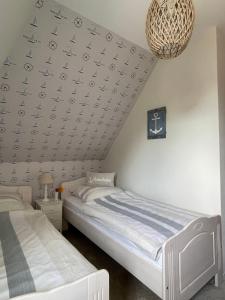 a bedroom with two beds and a ceiling with hearts on it at Haus-Seeschwalbe-Wohnung-2 in Nieblum