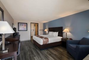 Postel nebo postele na pokoji v ubytování Quality Inn & Suites Round Rock