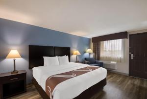 Postel nebo postele na pokoji v ubytování Quality Inn & Suites Round Rock
