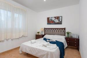 een slaapkamer met een bed met handdoeken erop bij Villa Caleta - PlusHolidays in Calpe
