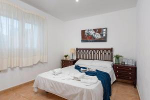 une chambre avec un lit avec des serviettes dessus dans l'établissement Villa Caleta - PlusHolidays, à Calp