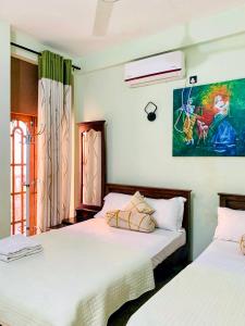 twee bedden naast elkaar in een kamer bij Marathona Tourist Resort - Anuradhapura in Anuradhapura