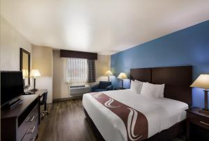 Postel nebo postele na pokoji v ubytování Quality Inn & Suites Round Rock
