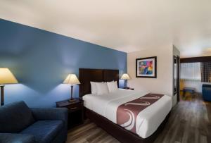 Postel nebo postele na pokoji v ubytování Quality Inn & Suites Round Rock