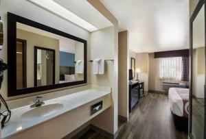 Koupelna v ubytování Quality Inn & Suites Round Rock