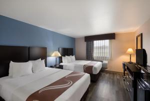 Postel nebo postele na pokoji v ubytování Quality Inn & Suites Round Rock