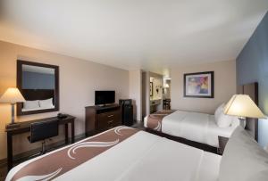 Postel nebo postele na pokoji v ubytování Quality Inn & Suites Round Rock