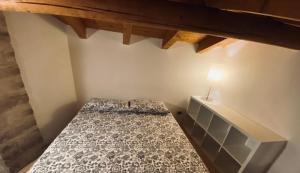 a small room with a bed and a table at Chicco di Senape in Gargnano