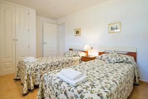 En eller flere senge i et værelse på Villa Calalga - PlusHolidays + 20 billeder