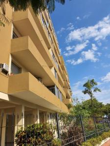 un bâtiment avec une clôture devant lui dans l'établissement Departamento sobre la costanera, à Corrientes