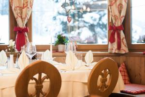 Restauracja lub miejsce do jedzenia w obiekcie Hotel Brunnenhof