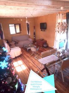 uma sala de estar com uma árvore de Natal em 4 bedrooms house with enclosed garden and wifi at Ifaty em Ifaty