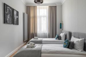 sypialnia z dwoma łóżkami i oknem w obiekcie Juicy - Premium Family Apartment 200 m from the Beach by Lion Apartments Sopot w mieście Sopot