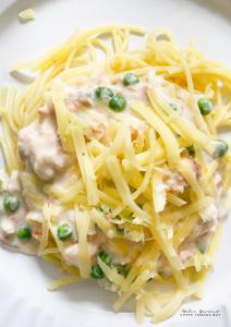 un plato de pasta con guisantes y queso en Chacara Manaca da Serra, en Chapada dos Guimarães