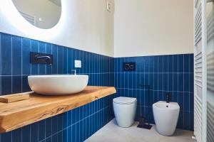 La salle de bains est pourvue d'un lavabo et de toilettes. dans l'établissement Cascina cortese, à Vigliano d'Asti