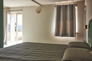 - une chambre avec un lit et une fenêtre dans l'établissement Cascina cortese, à Vigliano d'Asti
