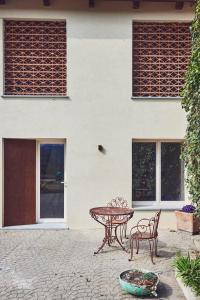 eine Terrasse mit einem Tisch und Stühlen vor einem Gebäude in der Unterkunft Cascina cortese in Vigliano d'Asti