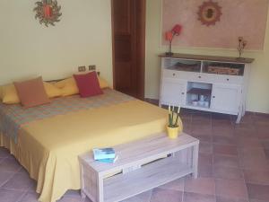 um quarto com uma cama grande e uma mesa em mini appartamenti baciati dal sole em Ischia