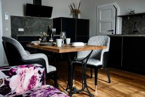 een tafel en stoelen in de woonkamer bij Residence Black Eagle Lubmin Strand in Lubmin