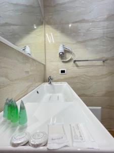 Koupelna v ubytování Arial Trinity Suites + 37 fotografií